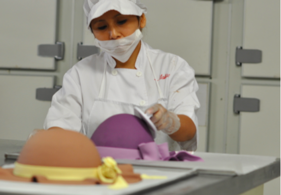 Empleada en el obrador de Pastelería Mallorca