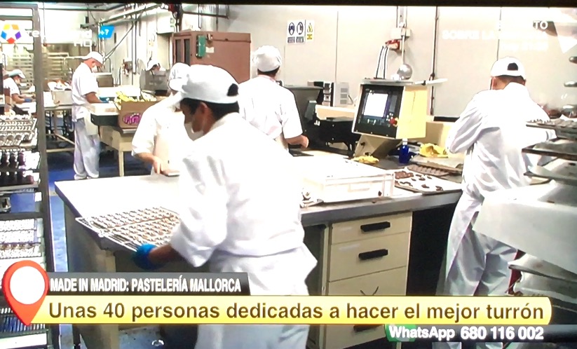 Unas 40 personas dedicadas a hacer el turrón de Pastelería Mallorca