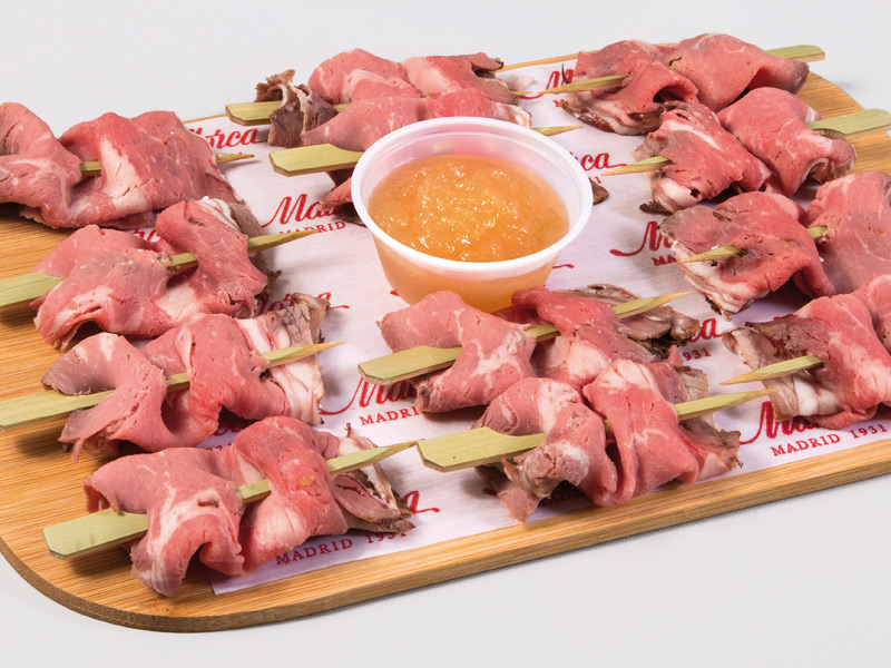 Bandeja de brochetas de roast beef. Acompañado de mermelada de cebolla caramelizada Bandeja de brochetas de roast beef. Acompañado de mermelada de cebolla caramelizada