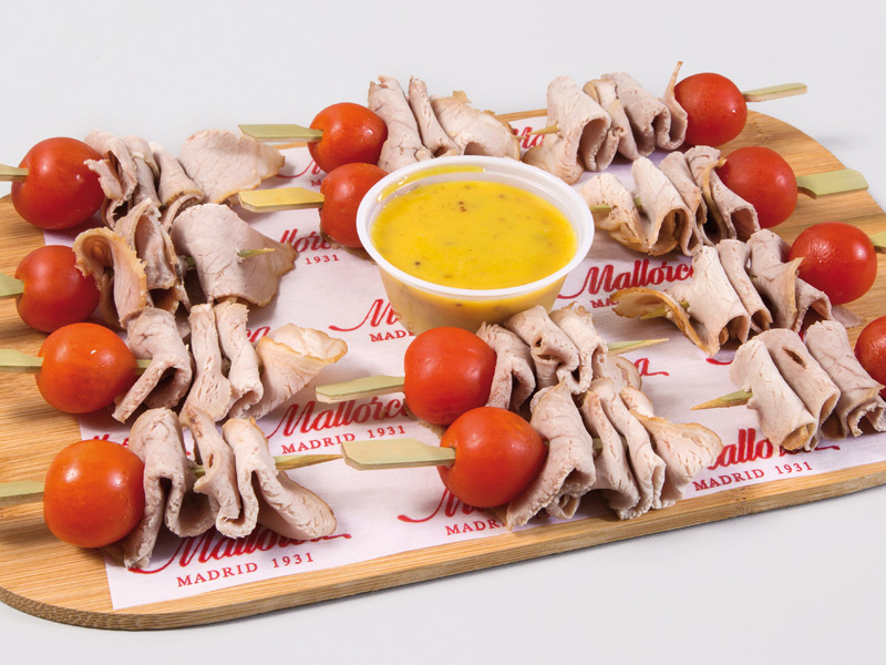 Bandeja de brochetas de ternera asada con tomate cherry. Acompañado de salsa mostaza y miel Bandeja de brochetas de ternera asada con tomate cherry. Acompañado de salsa mostaza y miel