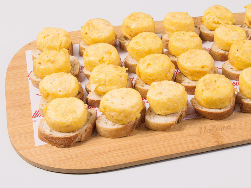 Bandeja de minitortillas sobre tostas Bandeja de minitortillas sobre tostas