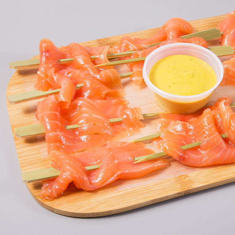 Bandeja de brochetas de salmón ahumado. Acompañado de salsa de mostaza y eneldo Bandeja de brochetas de salmón ahumado. Acompañado de salsa de mostaza y eneldo