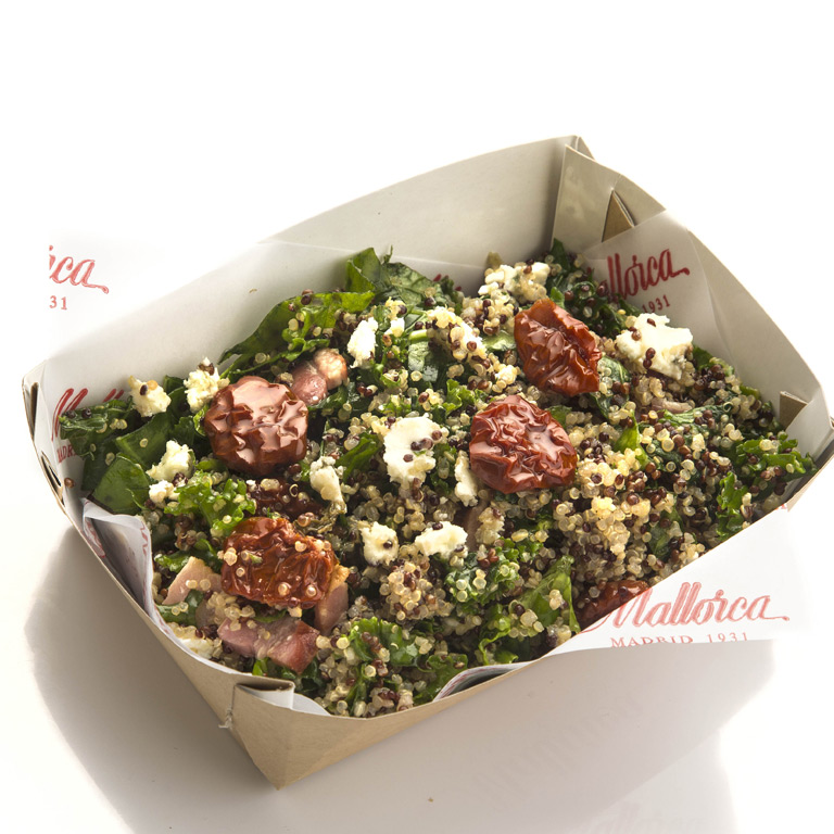 Ensalada de kalé, quinoa, bacon y queso azul Ensalada de kalé, quinoa, bacon y queso azul