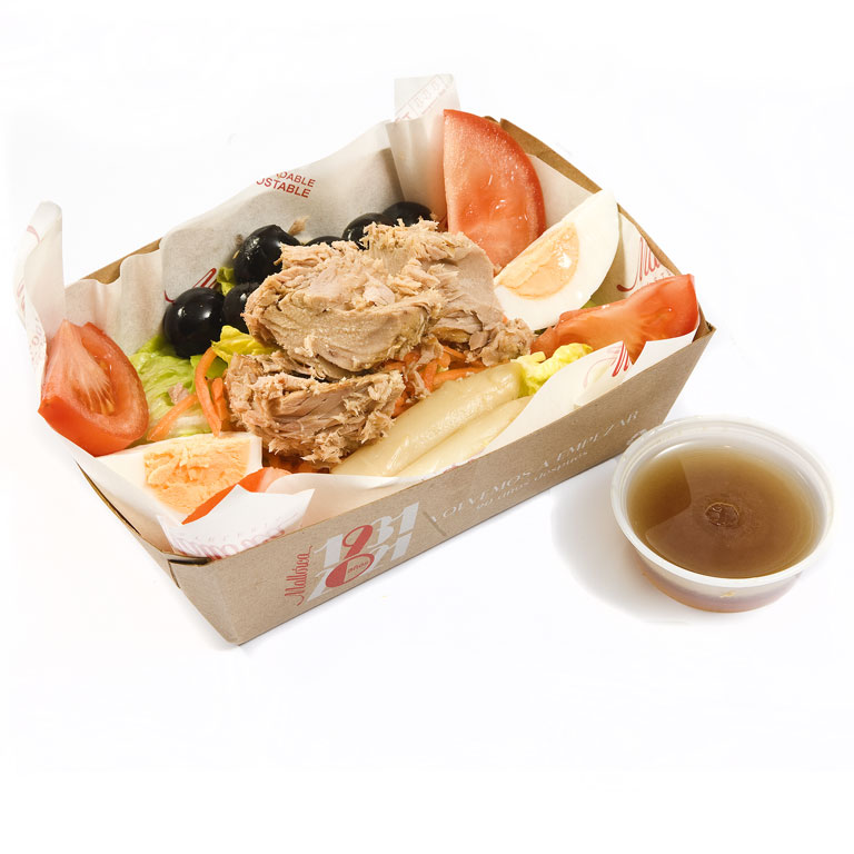 Ensalada mixta acompañada de vinagreta de aceite de oliva Ensalada mixta acompañada de vinagreta de aceite de oliva