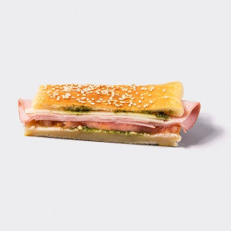 Minimasa laminada mortadela con trufa, tomate, parmesano y pesto