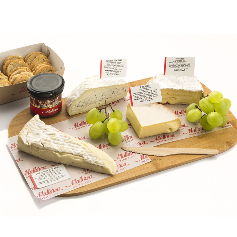 Quesos cremosos en tabla. Acompañados de uvas, mermelada de higos y tostas artesanas Quesos cremosos en tabla. Acompañados de uvas, mermelada de higos y tostas artesanas